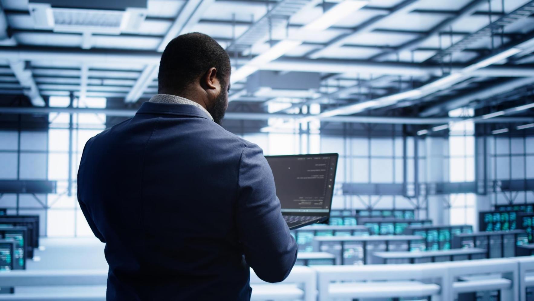 Comunidad de estudiantes colaborando en proyectos