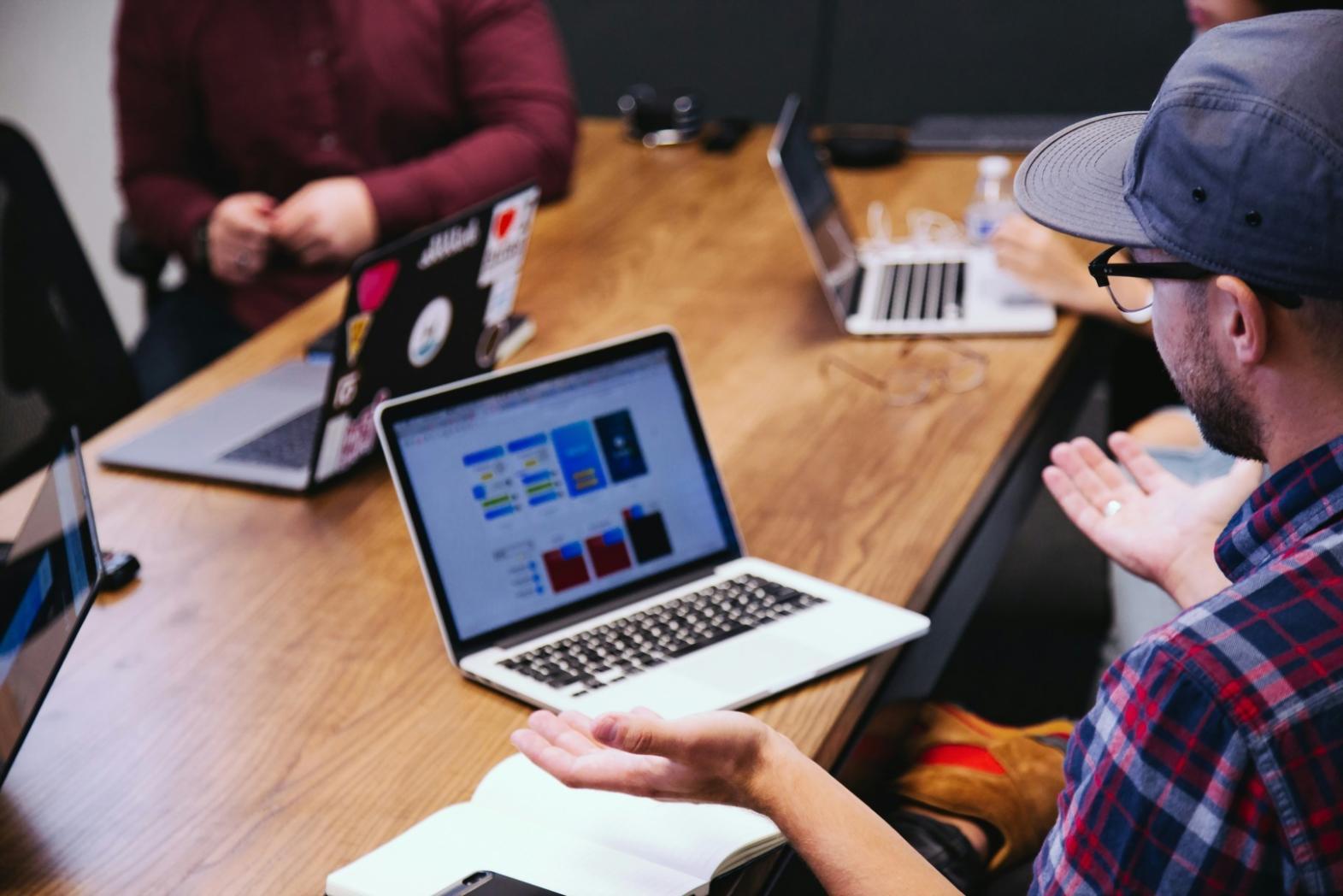 Equipo de Lyrixent trabajando en desarrollo de contenido educativo